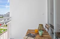 Balkón alebo terasa v ubytovaní Comfortable 3-Bedroom Apartment with Balcony and Fast Wi-Fi - 10 Minutes from Old Town