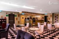 Un restaurante con mesas y sillas y un mostrador. en LeChateau Boutique Hotel, en Yeda