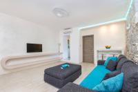 Televízia a/alebo spoločenská miestnosť v ubytovaní Modern apartment Rino