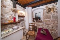 Kuchyňa alebo kuchynka v ubytovaní House Mars in Podgora, jacuzzi