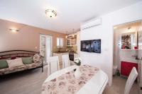 Televízia a/alebo spoločenská miestnosť v ubytovaní House Mars in Podgora, jacuzzi