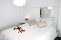 A bed or beds in a room at Shiny Per Family Apartment