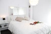 A bed or beds in a room at Shiny Per Family Apartment