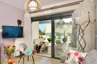 Telewizja i/lub zestaw kina domowego w obiekcie Alexandra's Relaxing Suite