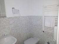 A bathroom at La Rosa dei Sassi 2