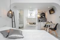 Kuchyňa alebo kuchynka v ubytovaní Naxos Evilion Luxury Apartments & Suites
