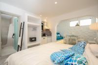Posteľ alebo postele v izbe v ubytovaní Naxos Evilion Luxury Apartments & Suites