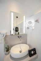 Kúpeľňa v ubytovaní Naxos Evilion Luxury Apartments & Suites
