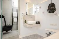 Kúpeľňa v ubytovaní Naxos Evilion Luxury Apartments & Suites