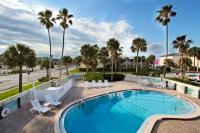Der Swimmingpool an oder in der Nähe von Days Inn by Wyndham Cocoa Beach Port Canaveral