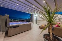 Bazén v ubytovaní Luxury Majpruz Suites alebo v jeho blízkosti