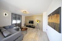 Televízia a/alebo spoločenská miestnosť v ubytovaní Luxury Majpruz Suites