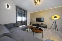 Televízia a/alebo spoločenská miestnosť v ubytovaní Luxury Majpruz Suites