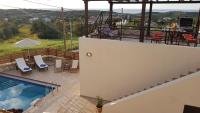 Bazén v ubytování Sharon's Stone Villa nebo v jeho okolí