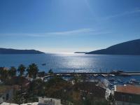 - Vistas a una gran masa de agua con barcos en Apartments La Dolce Vita, en Herceg-Novi