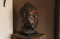 a bronze head statue sitting on a wooden block at Hôtel du Moulin in Niort