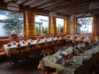 Reštaurácia alebo iné gastronomické zariadenie v ubytovaní Pension Nina & Gasthof Alpenrose