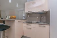 Kuchyňa alebo kuchynka v ubytovaní Apartments Villa Aquamarine