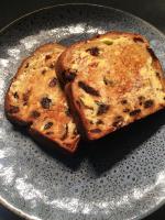 dos rebanadas de pan sobre un plato en Quality Inn Carriage House, en Wagga Wagga