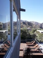 balcón con sillas y vistas a las montañas en Terrazas de la Quinta - Cabañas de Montaña, en Mendoza