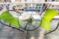 Posedenie v ubytovaní Downtown Luxury Boutique Suites : the yellow suite