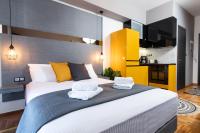 Posteľ alebo postele v izbe v ubytovaní Downtown Luxury Boutique Suites : the yellow suite