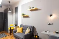 Posedenie v ubytovaní Downtown Luxury Boutique Suites : the yellow suite