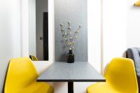 Posedenie v ubytovaní Downtown Luxury Boutique Suites : the yellow suite