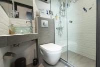 Kúpeľňa v ubytovaní Downtown Luxury Boutique Suites : the yellow suite