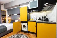 Kuchyňa alebo kuchynka v ubytovaní Downtown Luxury Boutique Suites : the yellow suite