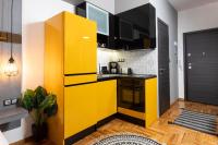 Kuchyňa alebo kuchynka v ubytovaní Downtown Luxury Boutique Suites : the yellow suite