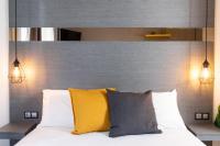 Posteľ alebo postele v izbe v ubytovaní Downtown Luxury Boutique Suites : the yellow suite