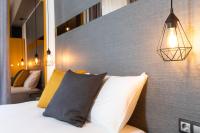 Posteľ alebo postele v izbe v ubytovaní Downtown Luxury Boutique Suites : the yellow suite