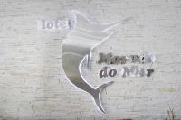 Una pared blanca con un letrero que dice &quot;idiota hazme&quot; en Hotel Morada do Mar, en Guarujá