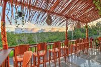 una fila di sedie e tavoli su un patio di Bagia Bungalows a Nusa Penida