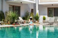 Bazén v ubytovaní Pefki Deluxe Residences alebo v jeho blízkosti