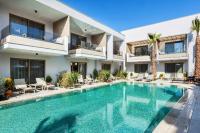 Bazén v ubytovaní Pefki Deluxe Residences alebo v jeho blízkosti