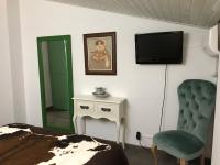 A television and/or entertainment centre at Vivienda Rural Rio Cerezuelo