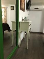 A television and/or entertainment centre at Vivienda Rural Rio Cerezuelo