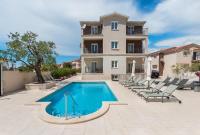 Bazén v ubytovaní Apartments Villa Nina alebo v jeho blízkosti
