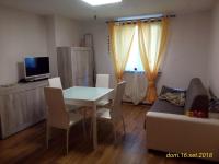 Telewizja i/lub zestaw kina domowego w obiekcie APPARTAMENTO DOGANA FIUMALBO