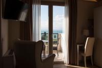 Televízia a/alebo spoločenská miestnosť v ubytovaní Hotel Berta