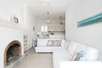 A seating area at Sunny Guest House New Port Mykonos