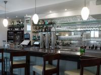 un bar con sillas y una barra con alcohol en Hotel Sandwirth, en Klagenfurt