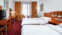 Postel nebo postele na pokoji v ubytování OREA Spa Hotel Cristal