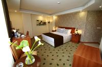 Postel nebo postele na pokoji v ubytování Tuzla Garden Hotel & Spa