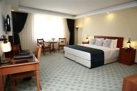 Postel nebo postele na pokoji v ubytování Tuzla Garden Hotel & Spa