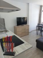 A television and/or entertainment centre at Apartaments Vacations Playa del Ingles