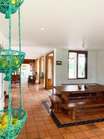 モンテネグロにあるFinca Hotel Santanaのリビングルーム(テーブル、ベンチ付)