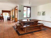 モンテネグロにあるFinca Hotel Santanaのタイル張りの床に木製のテーブルとベンチが置かれた部屋